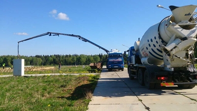 Процесс доставки бетона марки М250 на строительную площадку.