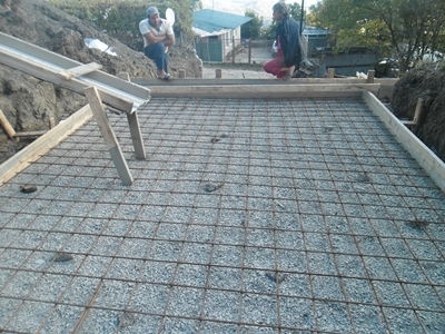 Процесс заливки фундамента бетоном М300.